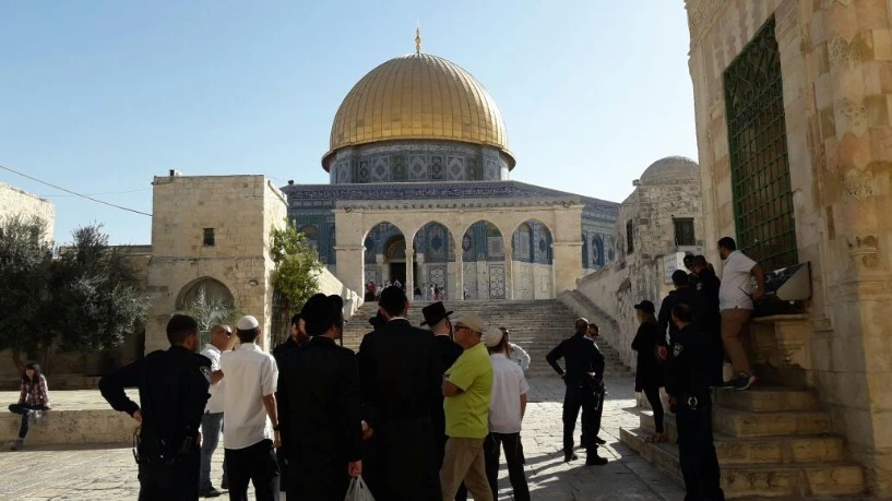 فلسطين: مسؤول صهيوني يقتحم المسجد الأقصى المبارك بدعم من قوات الاحتلال