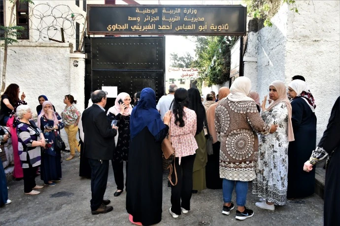 بين التخوف و الرجاء ....توافد كبير لأولياء التلاميذ أمام مراكز الامتحان