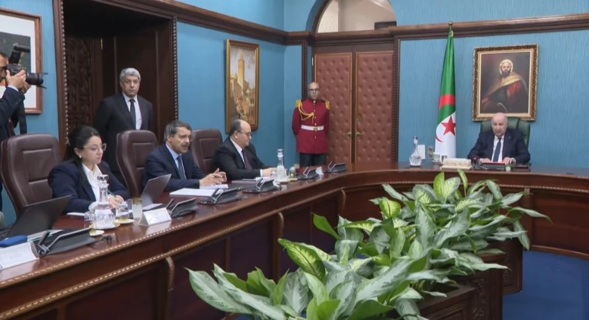 رئيس الجمهورية يترأس اجتماع عمل خصص لقطاع التجارة وحماية الإنتاج الوطني وضبط الاستيراد