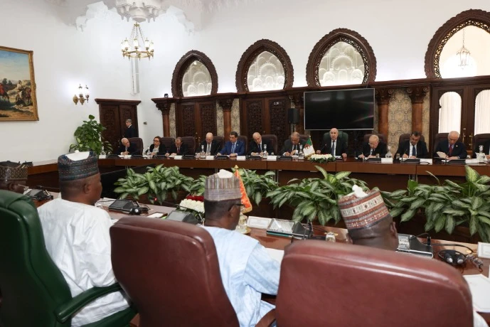 محادثات موسعة بين الوفدين تحت إشراف رئيس الجمهورية ورئيس  جمهورية النيجر