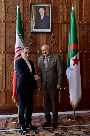 عطاف يستقبل نظيره الإيراني