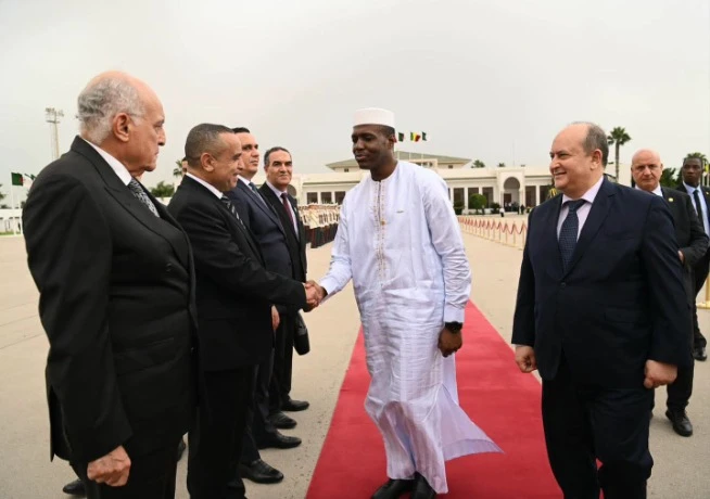 الوزير الأول ورئيس حكومة جمهورية مالي  يغادر الجزائر