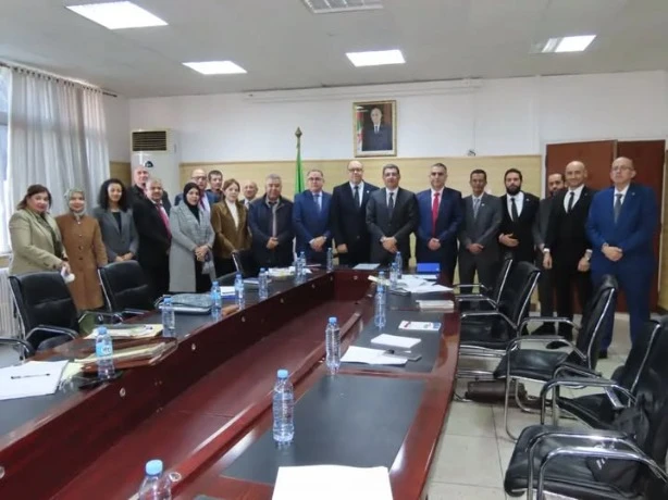 وزير الصحة يجتمع بالنقابة الوطنية للصيادلة الخواص