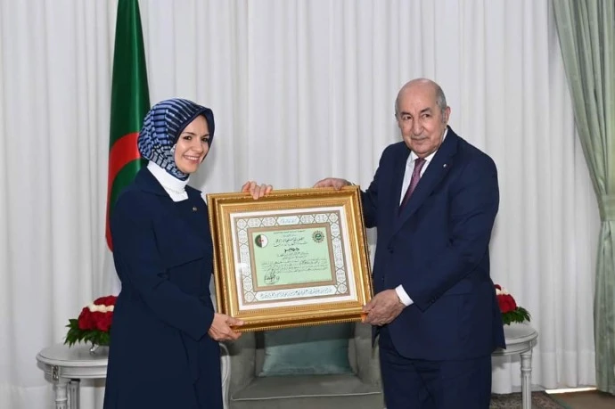 رئيس الجمهورية يكرم سفيرة جمهورية تركيا بوسام الاستحقاق الوطني من درجة "جدير"
