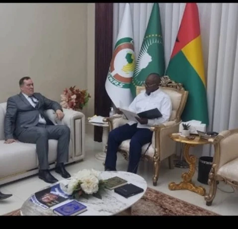 بصفته مبعوثا خاصا لرئيس الجمهورية, وزير الاتصال يستقبل من قبل رئيس جمهورية غينيا بيساو