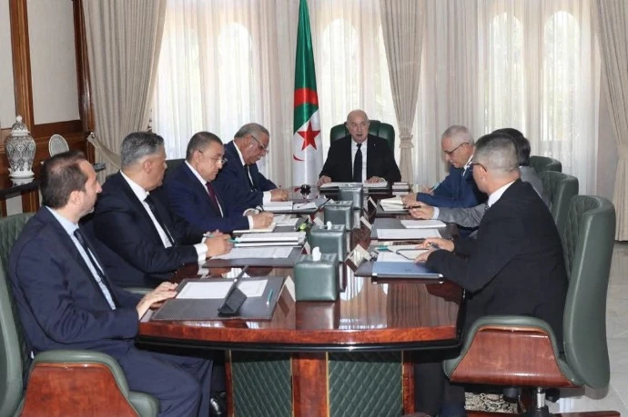 رئيس الجمهورية يترأس اجتماع عمل لتفعيل خدمة الشباك الوحيد