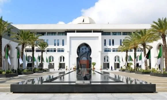 الجزائر تتأسف لموقف المملكة المتحدة بدعم مخطط الحكم الذاتي المغربي المزعوم في قضية الصحراء الغربية
