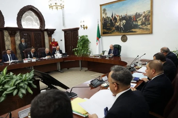 رئيس الجمهورية يأمر بإلزام أصحاب مركبات وسائل النقل بمراعاة شروط النظافة