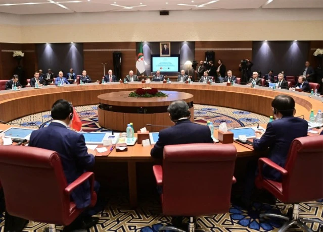 الوزير الأول يشرف على لقاء موسع مع نظيره الفيتنامي