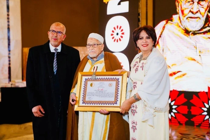 رئيس الجمهورية يسدي وسام من مصف الاستحقاق الوطني بدرجة "عهيد" للعلامة الشيخ محمد صالح الصديق