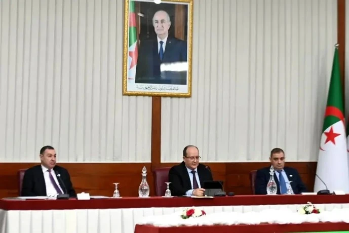 الوزير الأول يشرف على انطلاق الندوة الوطنية حول مشروعي التعديل التقني للدستور وقانون الانتخابات