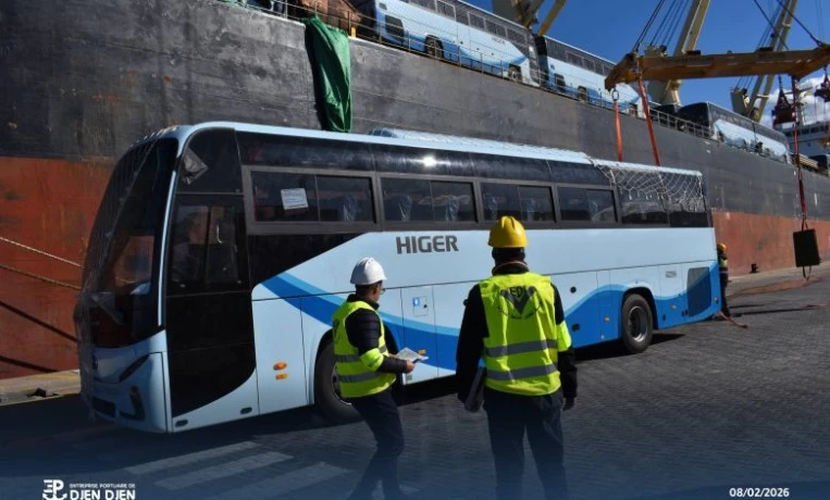 مؤسسة تطويرالصناعات العسكرية تستلم420 حافلة  جديدة بميناء جن جن