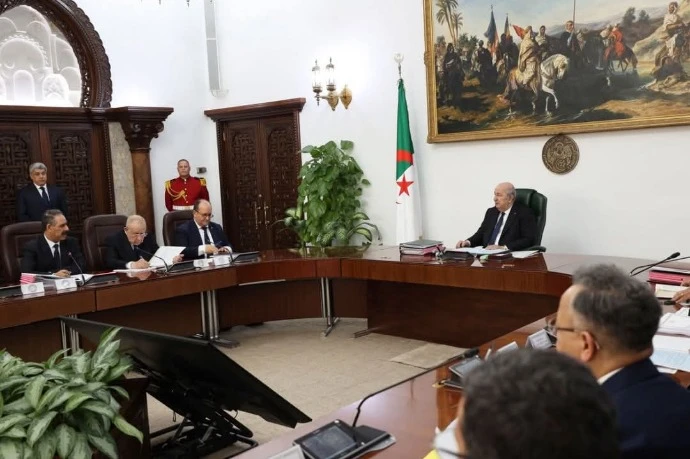 رئيس الجمهورية يأمر بمضاعفة الإمكانات وتفعيل اليقظة الاستباقية لمكافحة الجراد