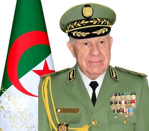 الفريق أول السعيد شنڨريحة يُكرّم بطل العالم، العداء جمال سجّاتي