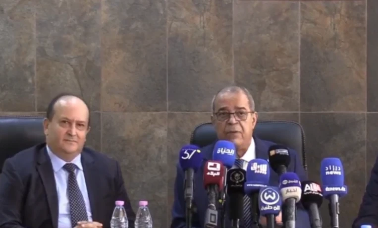 السيد سيفي غريب يستلم مهامه كوزير للصناعة