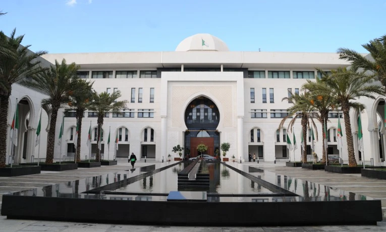 الجزائر تعرب عن استغرابها إزاء التدابير التقييدية على التنقل والدخول إلى  الأراضي الفرنسية