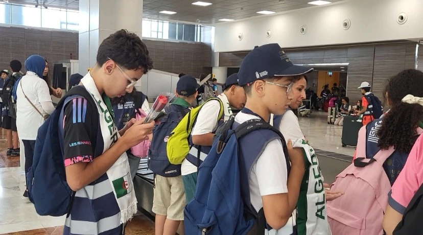 تطبيقا لبرنامج المخيمات الصيفية : المطار الدولي أحمد بن بلة يستقبل أول فوج لأبناء الجالية الجزائرية المقيمة بالخارج