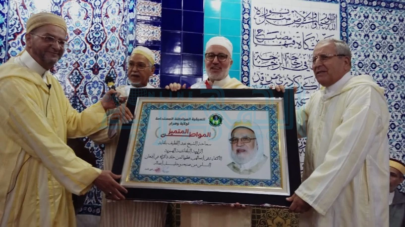 تنسيقية المواطنة المستدامة تمنح سماحة الشيخ عبد اللطيف بلقايد وسام المواطن المتميز