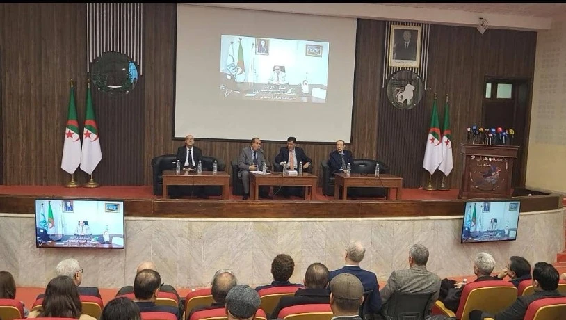 البروفيسور زرهوني يلقي محاضرة قيمة بجامعة محمد بن أحمد ويعرض كتابه الجديد