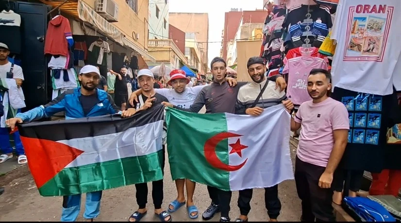 احتفالًا بتأهل “الخضر”: سوق المدينة الجديدة يتزين بألوان الراية الوطنية