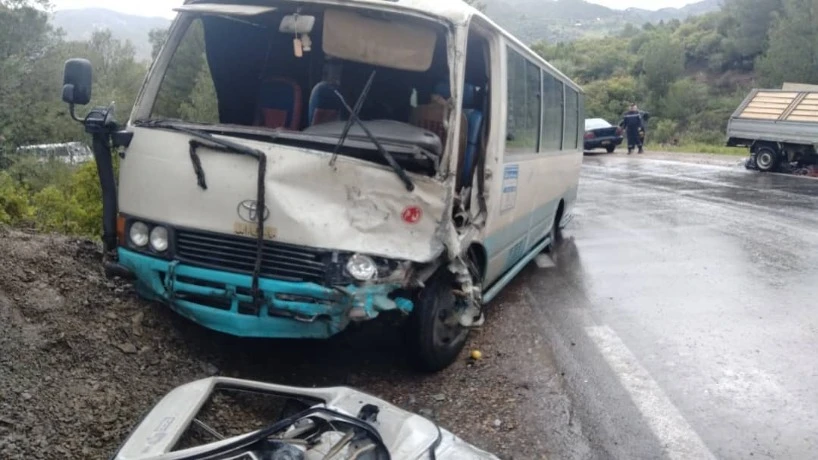 عين الدفلى  : 6جرحى  في اصطدام خطير بين حافلة لنقل المسافرين وشاحنة  بعين التركي