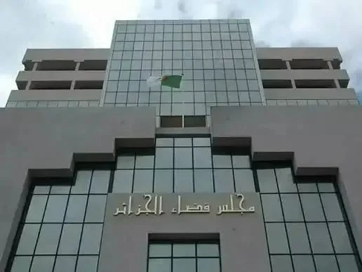 مجلس قضاء الجزائر : فتح تحقيقات عاجلة لتحديد هوية أشخاص قاموا برمي مواد ذات استهلاك واسع لخلق الندرة في السوق