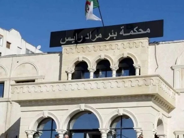 محكمة بئر مراد رايس: 7 سنوات حبسا نافذا في حق مدانين بتدنيس العلم الوطني
