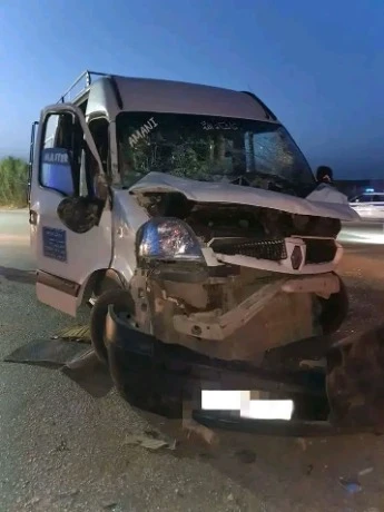 11 جريحا في اصطدام حافلة لنقل المسافرين وشاحنة  بالبيض