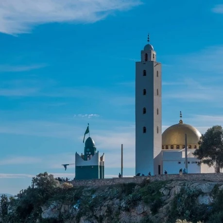 مأذن النور ... مسجد "رباط الطلبة" بأعالي جبال المرجاجو ... منارة دينية تشع بنورها على الباهية وهران