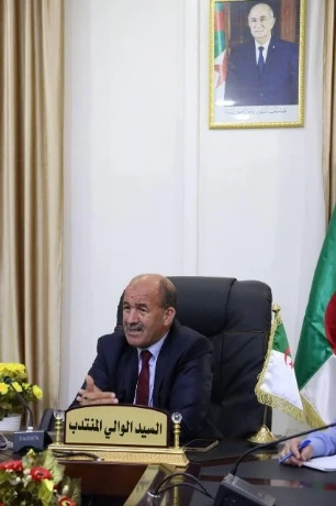 الوالي المنتدب لآفلو يفتح ملف النقل ويشدد على تحسين الخدمة