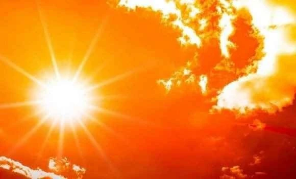 تواصل موجة الحر بجنوب وارتفاع الامواج بعدد من الولايات الساحلية