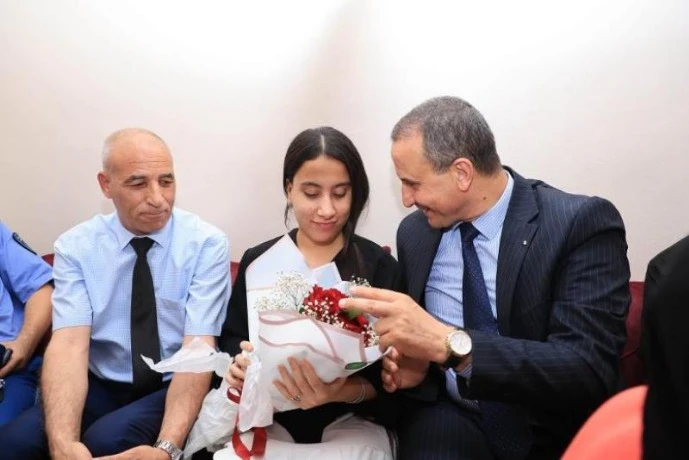 تيارت ...السلطات الولائية تشارك عائلة النابغة بشرى هبة الله فرحة النجاح
