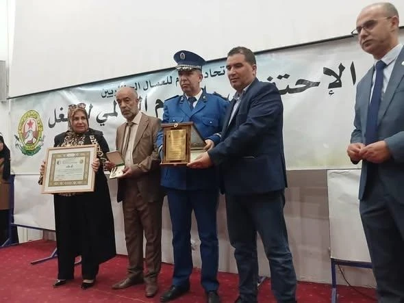 تيارت ..تكريم  الموظفين  المتميزين في مختلف القطاعات