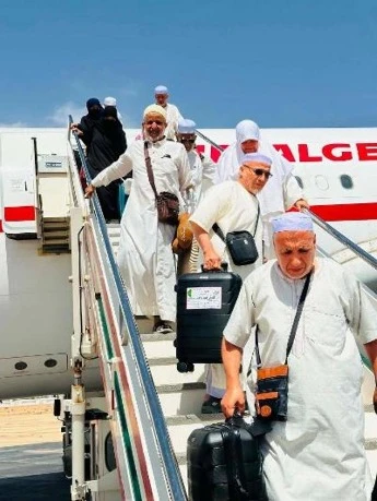 الأغواط  ...   عودة آخر فوج  من الحجاج الميامين بمطار أحمد مدغري