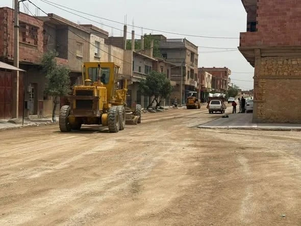 تيارت :إستئناف أشغال صيانة الطرقات بالسوقر
