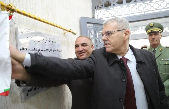 سيدي بلعباس  وضع حجر الأساس لمشاريع تنموية  .. تكريم أرملة شهيد وأبناء شهداء ومجاهدين