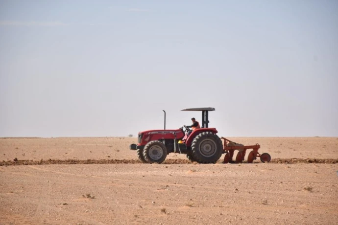 والي النعامة بوزقزة يعاين مشاريع الاستثمار الفلاحي بالقصدير ... تعليمات بتسريع فتح المسالك الريفية