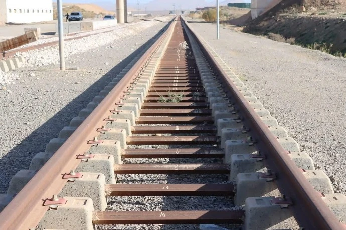 مشروع خط السكة الحديدية تيسمسيلت–تيارت نسبة الأشغال تصل إلى 64%  .....	استلام  المشروع خلال  السداسي الأول من السنة المقبلة