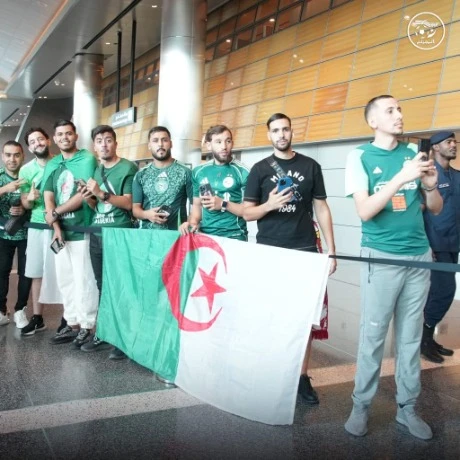 المنتخب الوطني  الرديف يصل إلى الدوحة استعدادا للدفاع عن اللقب ....   استقبال حار من الجالية الجزائرية لأبطال العرب