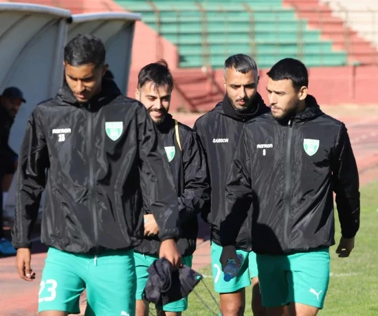 ملعب الرويسات جاهز لاحتضان قمة الكأس بين بني ثور وجمعية  وهران ..." لازمو "بين ضغط النتائج ورهان التأهل في منافسة السيدة