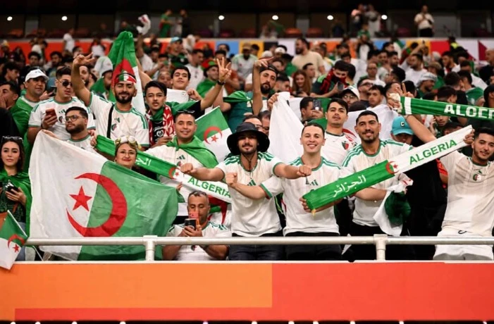 انصار الخضر يشعلون مدن قطر بالزغاريد والأهازيج احتفالًا بالتأهل.........فرحة جزائرية تملأ شوارع الدوحة