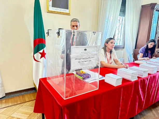 الجالية الوطنية المقيمة بإيطاليا تشرع في عملية التصويت