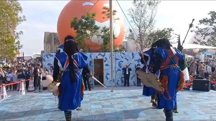 المعرض العالمي بأوساكا : عروض فرقة "أروقاس" من جانت تستقطب اهتمام الجمهور  الياباني