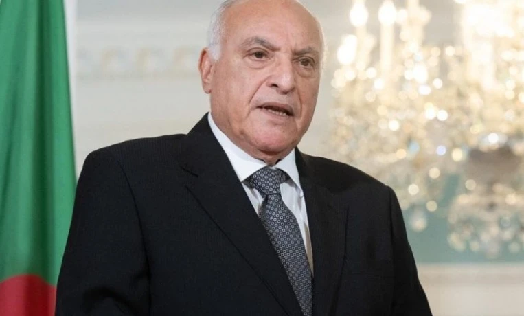 بتكليف من رئيس الجمهورية, السيد عطاف يحل بسنغافورة في زيارة رسمية