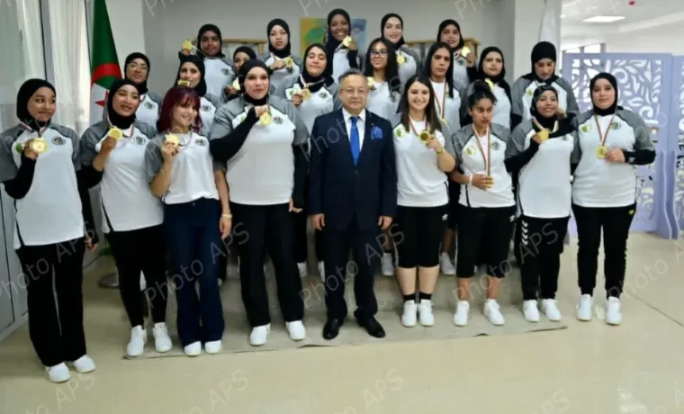 بداري يكرم منتخب كرة اليد سيدات للجمعية الرياضية لجامعة  بسكرة