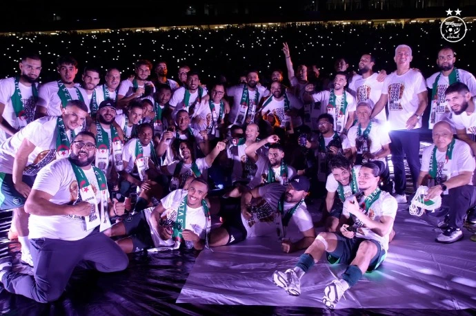 تيزي وزو: لاعبو المنتخب الوطني يحتفلون مع الجماهير بالتأهل الى مونديال 2026