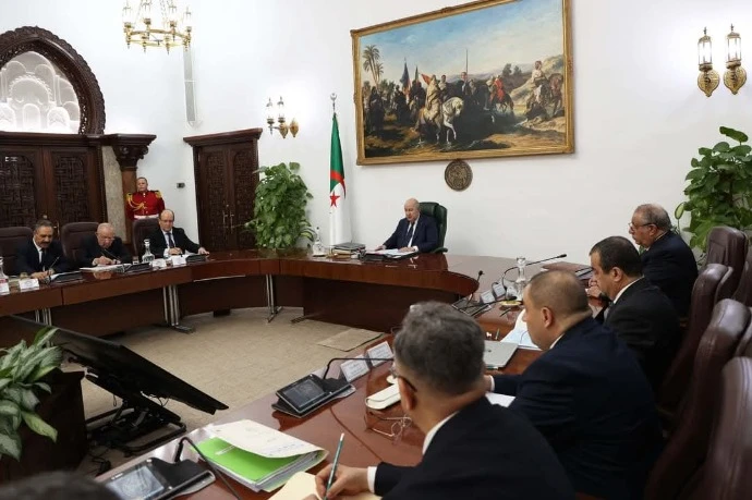 رئيس الجمهورية يكلف وزير الرياضة بنقل تهانيه الحارة إلى الفريق الوطني لكرة القدم وطاقمه التقني