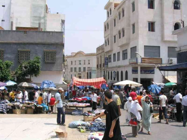 سوق "المدينة الجديدة" الشعبي بوهران"اللي ما يشري ..يتنزه "