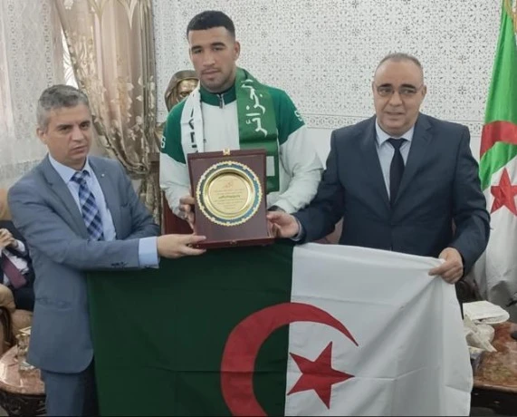 بعد عودته من أبوجا بالميدالية الذهبية....والي ولاية معسكر يُكرّم البطل بلعرج بوعلام فارس
