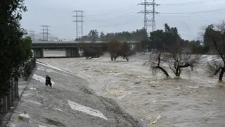 مصرع 3 أشخاص جراء عاصفة عاتية تسببت بفيضانات ضخمة في ولاية كاليفورنيا  الأمريكية